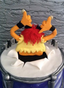 Coils or rolls of fondant to create the hair right around the back also help to hide the more 2-dimensional make up of this topper.
