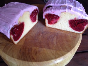...but my cute little heart design runs right the way through my Valentine's cake - wish I could see my kids face when they get a slice in their lunch box Friday. 
