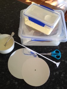 You will need: Cake boards, cakes, icing or ganache, melted chocolate, a balloon stick with the cup on the end and scissors